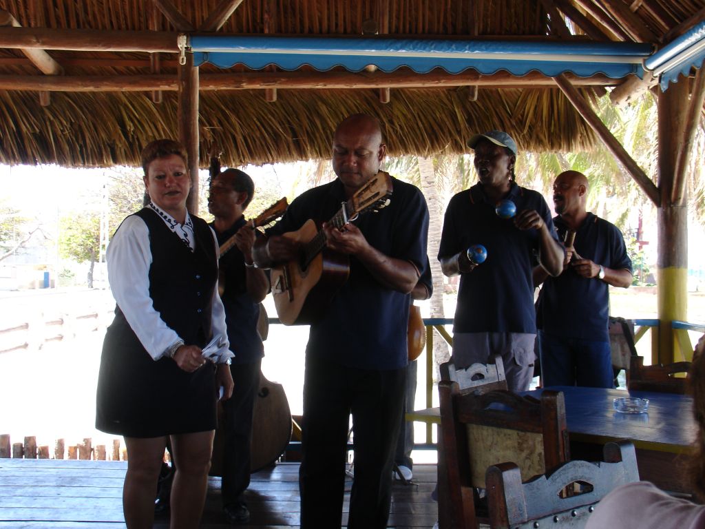 Plötzlich kam eine Musikgruppe, und die Kellnerin hat nicht mehr bedient, sondern für einige Lieder mitgespielt.