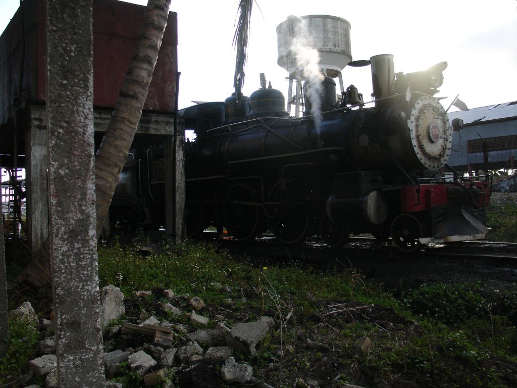 Diese Dampflok wurde gerade für eine Fahrt mit einer Touristengruppe vorgeheizt.