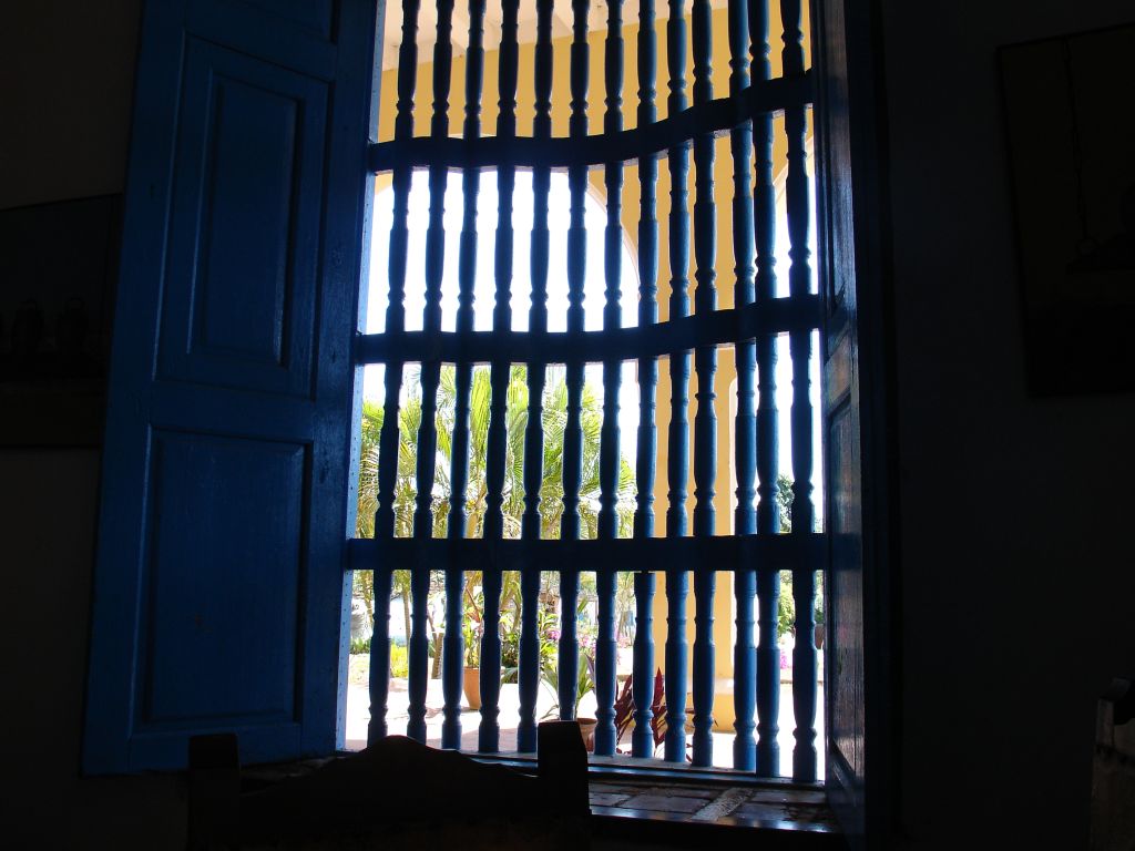 Die Fenster des Herrenhauses waren vergittert, aber ließen die Luft durchziehen.