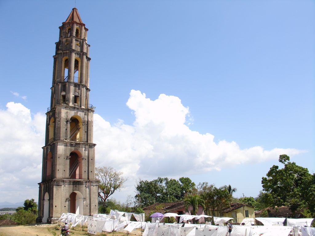 Über den Andenkenständen erhebt sich der Turm.