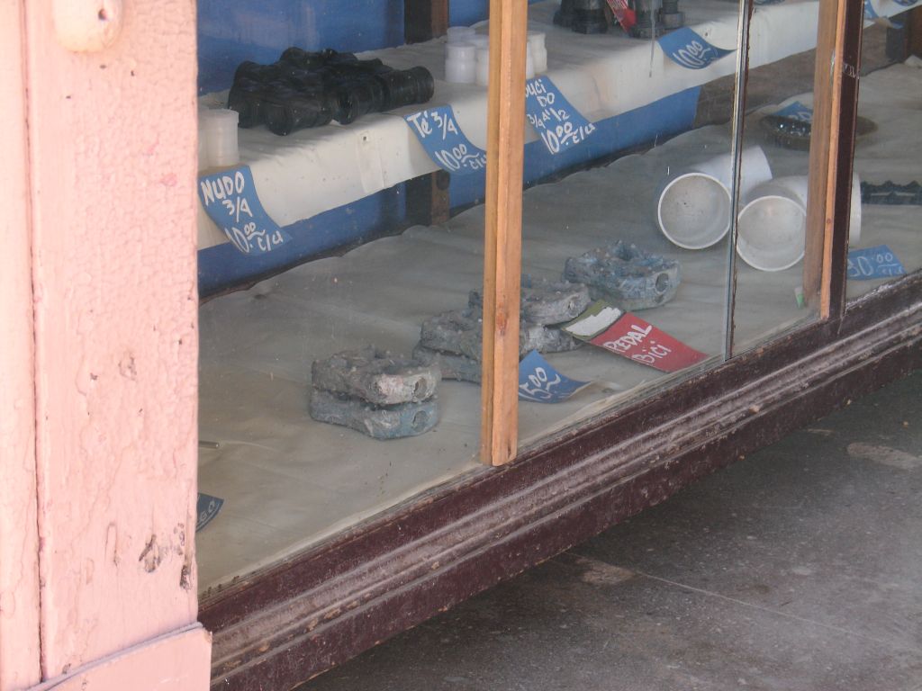 In einem Laden wurden wenige Haushaltsgegenstände gegen einheimische Währung verkauft, wie Fahrradpedale und AbFlussrohre. Gegen Devisen bekommt man fast alles, für einheimische Währung nur ein sehr kleines Angebot, das hier in der Stadt noch größer ist als auf dem land.