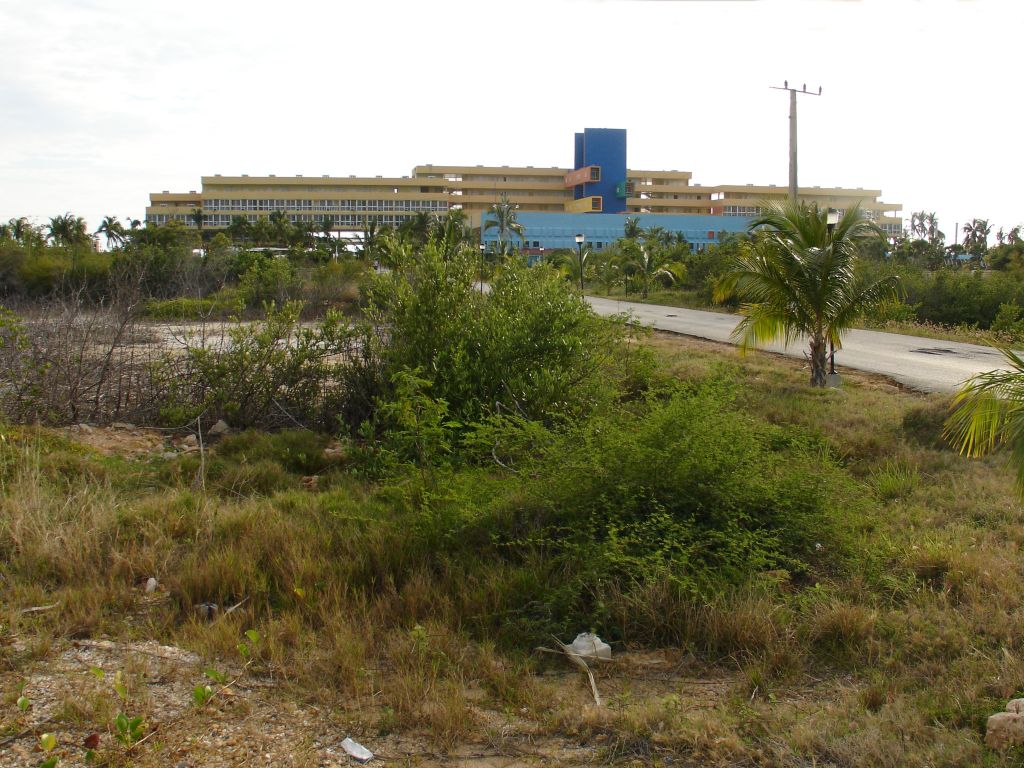 An diesem Strand gibt es zwei Hotels. Eines davon ist in typisch sozialistischem Stil gebaut.