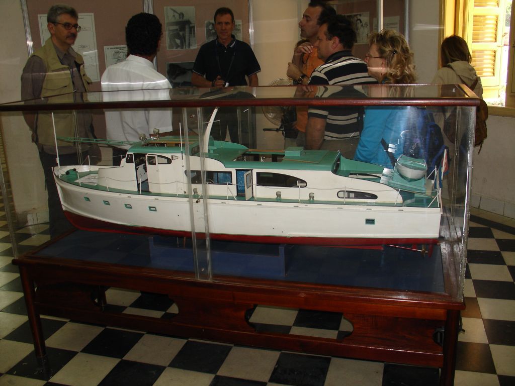 Mit der Yacht Granma setzte eine Gruppe von 82 Revolutionären, die inzwischen aus Kuba nach Mexiko abgeschoben waren, 1956 von Mexiko nach Kuba über - eine Fahrt von acht Tagen auf diesem kleinen Schiff, das für zwölf Personen gebaut war. Das Schiff wurde von einem Militärhubschrauber entdeckt und so landete es bei einem Sumpf. Die Kämpfe überlebten 12 der 82 Guerilleros, unter ihnen die beiden Castro-Brüder und Che Guevara.