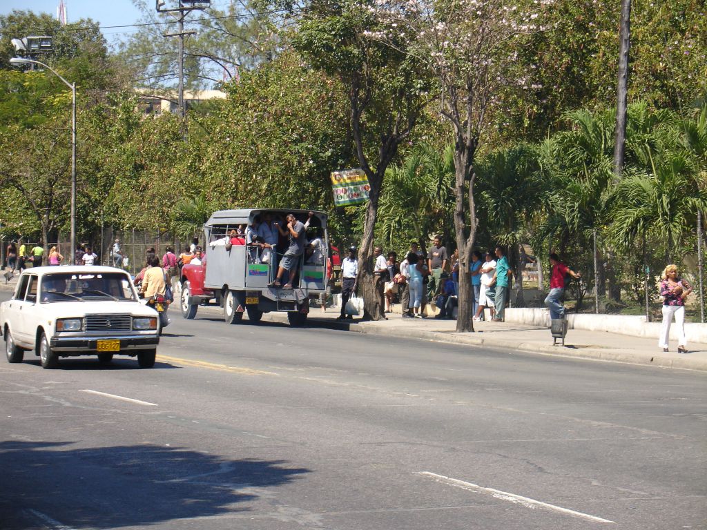 Ein zum Bus umbgebauter Klein-LKW