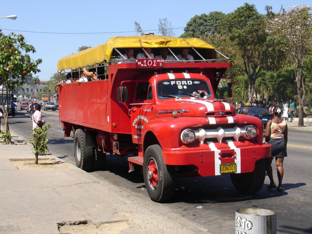 Ein weiterer aus einem alten LKW umgebauter Bus.