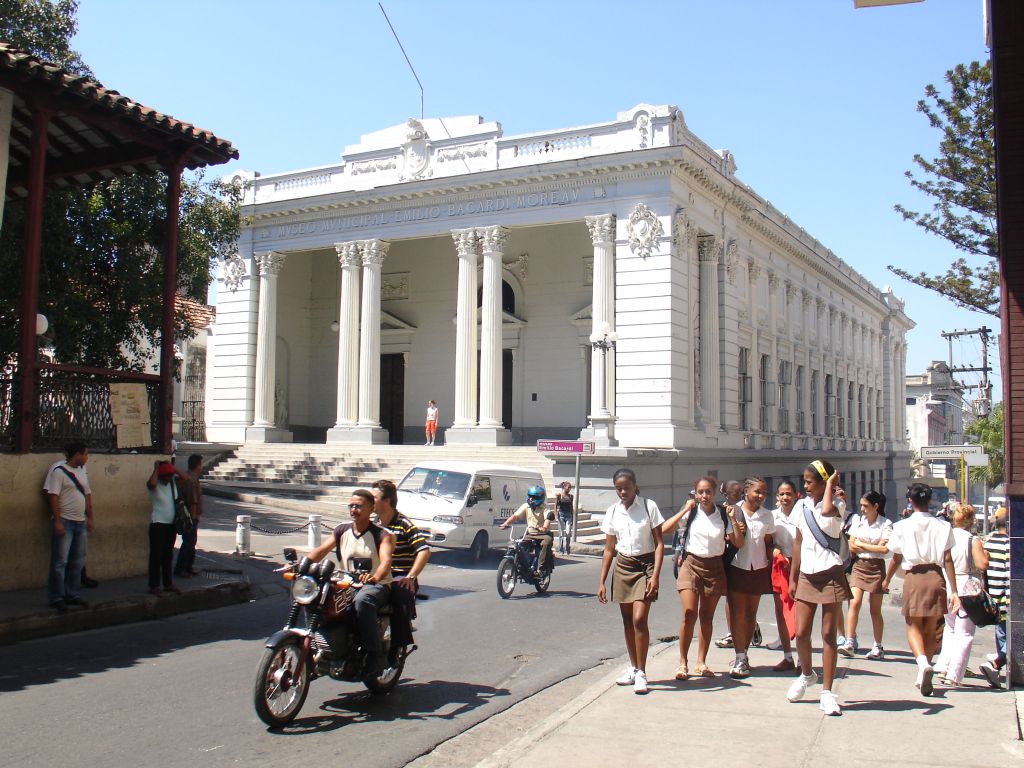 Dieses Museum hat Emilio Bacardi 1899 bauen lassen, um seine private Sammlung von Kunst, achäologischen Objekten und Antiquitäten auszustellen. Damals war er Bürgermeister von Santiago.<br />Die Familie Bacardi hatte in Kuba mehrere große Rum-Brennereien. Nach der Verstaatlichung ihrer Brennerei in Santiago 1960 schlug die Familie Angebote auf Entschädigung aus und verließ Kuba. Heute wird der Bacardi-Rum auf den Bahamas produziert.