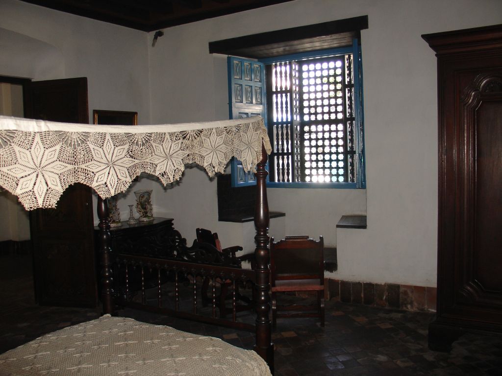 Im Schlafzimmer sieht man gut die Fensterverkleidung.