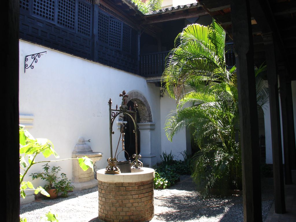 Im Innenhof steht ein Brunnen.<br />Man erkennt auch gut die Holzverkleidung der Fenster im ersten Stock.