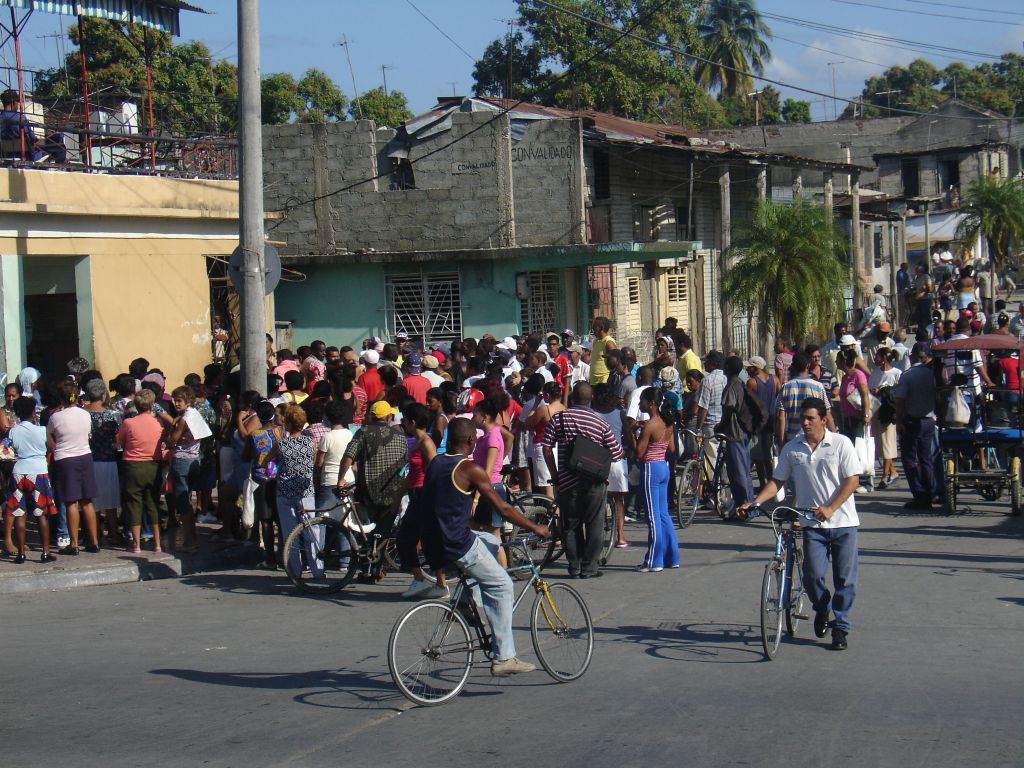Anscheinend gab es hier etwas Besonderes, denn es gab eine lange Schlange.