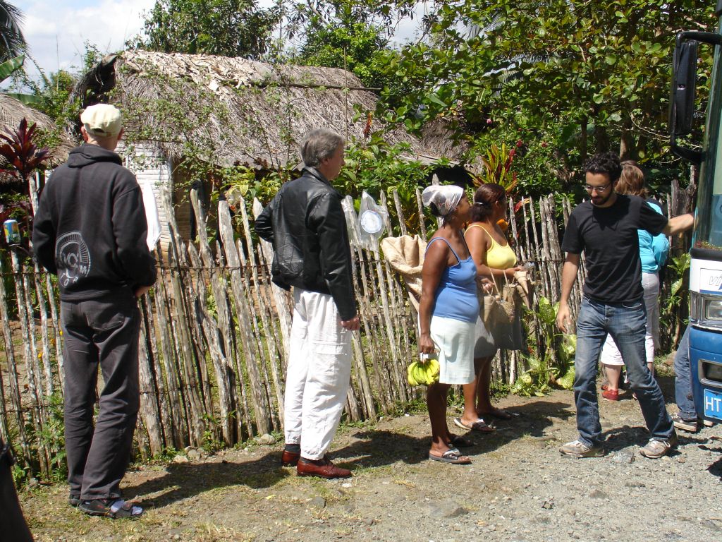 Es werden Bananen und Cucurucho angeboten, eine süße Masse in trockenen Bananenblättern.