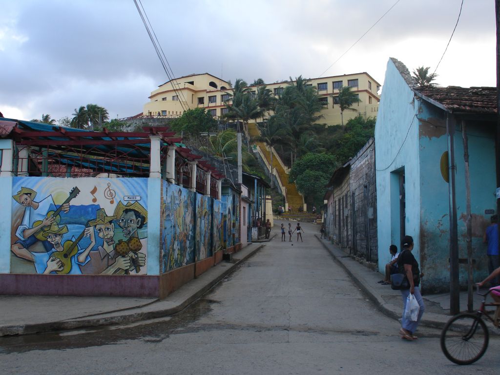 Im Hintergrund ein Hotel, zu dem eine ganze Reihe von Stufen nach oben führen.