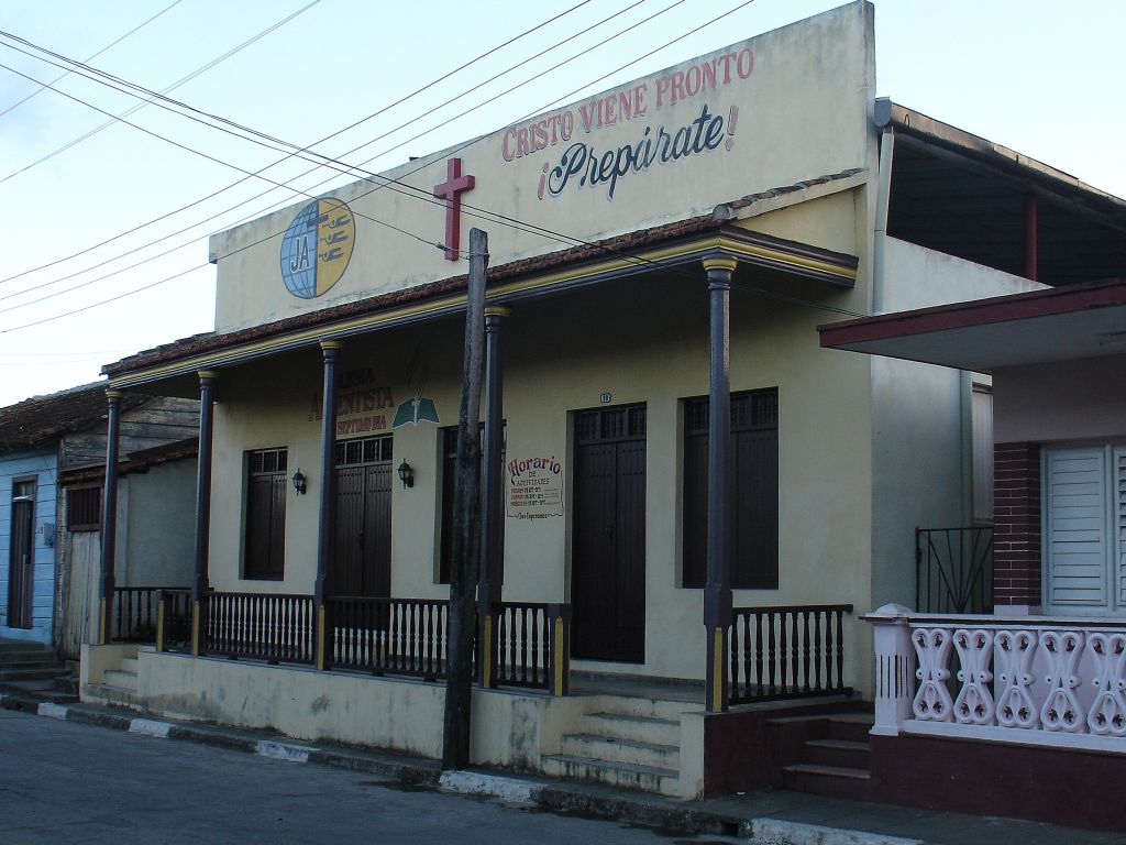 Die Adventisten haben hier eine Kirche.
