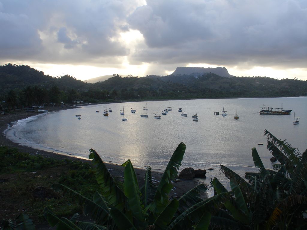 Im Hintergrund der Yunque ('Amboss'). Historiker vermuten wegen dieses Berges, dass es Baracoa war, wo Kolumbus an Land ging. Denn in seinem Tagebuch beschreibt er einen Berg, der wie ein Sattel aussah.