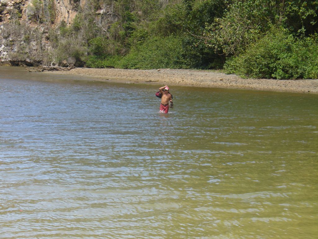 Einheimische müssen durch den Fluss waten und dürfen nicht mit dem Boot in die Schlucht fahren.