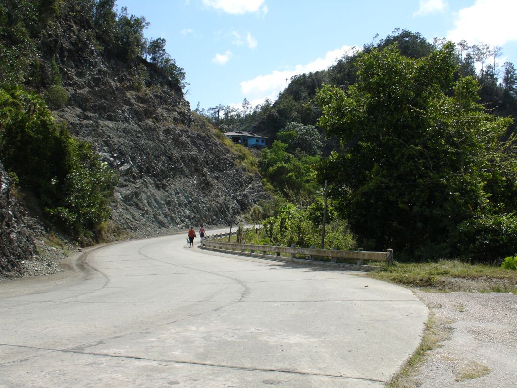 Und schon ging die Straße bergab. Ich hatte bei dem auf und ab gar nicht gemerkt, dass ich den Pass schon überschritten hatte.