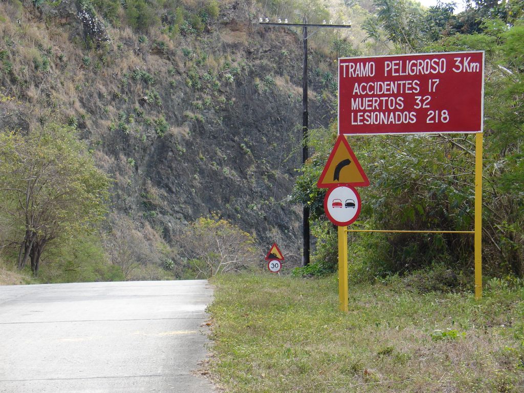 Auf diesem Schild vor einem größeren Gefälle steht 'Gefährliche Strecke, 17 Unfälle, 32 Tote, 218 Verletzte'.<br />Es steht nicht dabei, in welchem Zeitraum es diese Unfälle gegeben hat. Bei diesen Zahlen waren vermutlich einige Busse oder LKWs mit vielen Fahrgästen beteiligt.