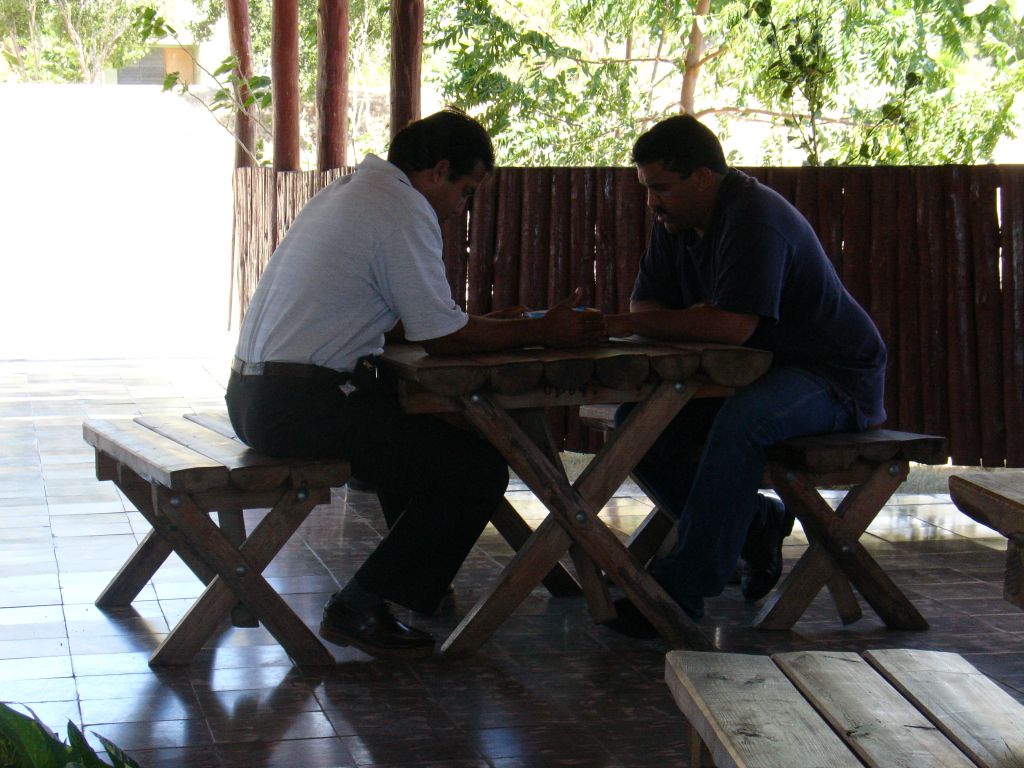 Der Koch war nicht begeistert, dass ich erschien, er hätte lieber mit seinem Kumpel weiter Schach gespielt als mir das Essen zu kochen.<br />Ich war der einzige Gast, trotzdem war eine Bedienung und ein Koch anwesend.