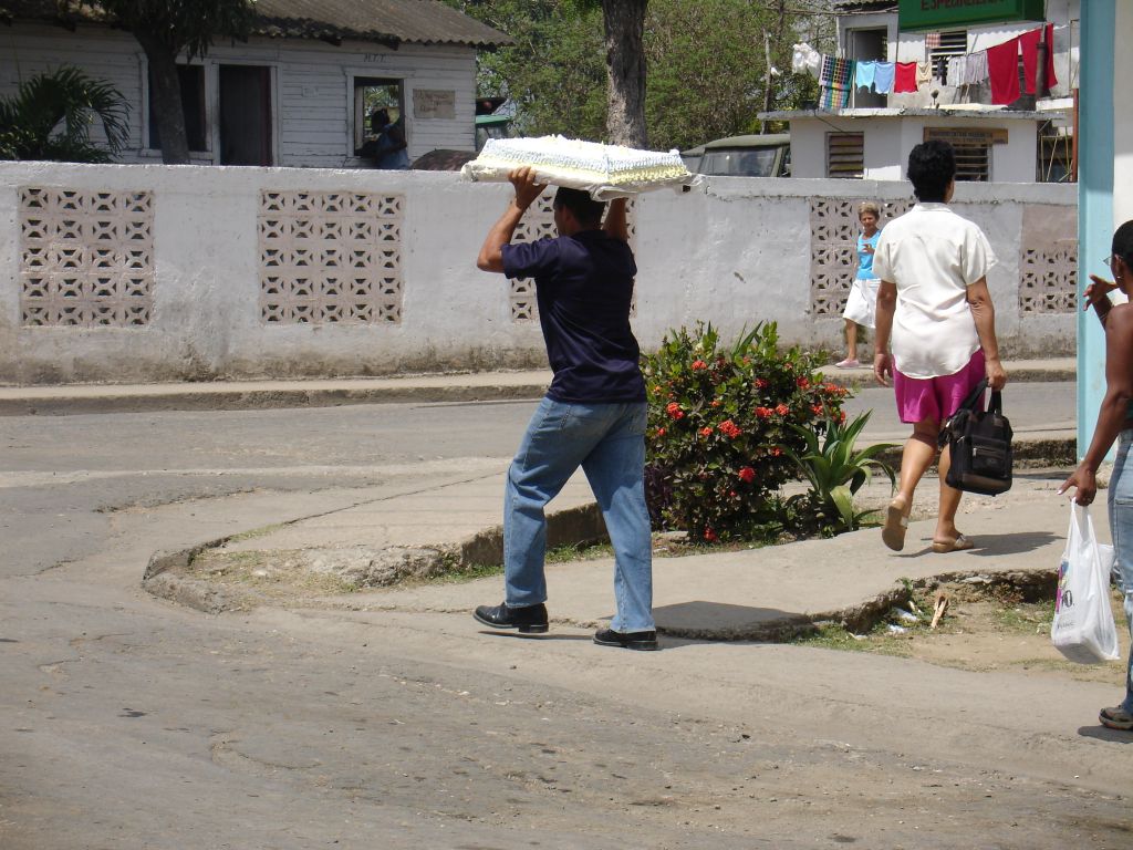 Ein Mann trägt eine Torte nach Hause.