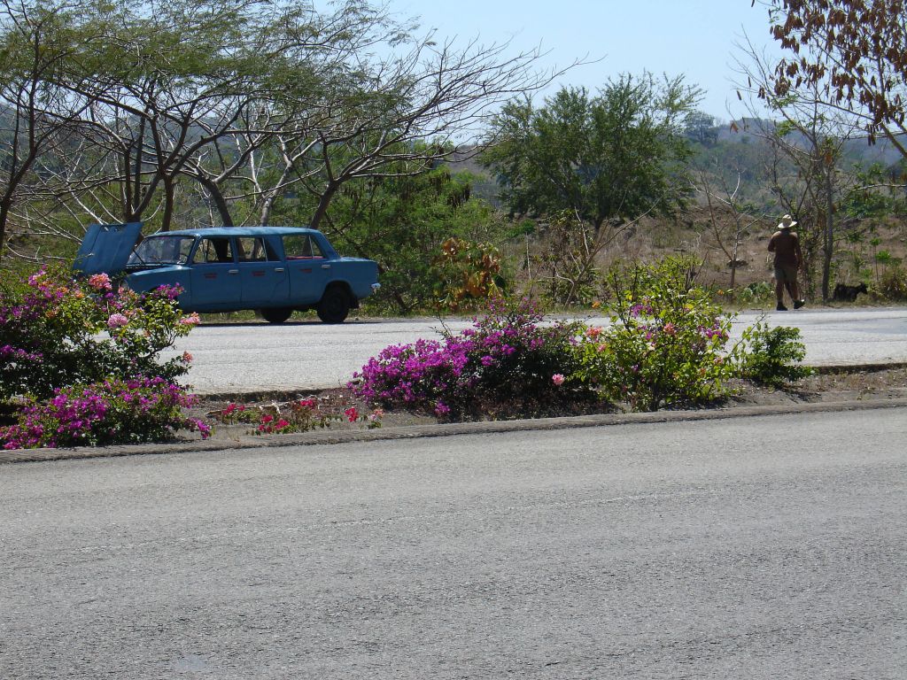 Ein defekter 'Stretchlada' stand auf dem Standstreifen der Autobahn.