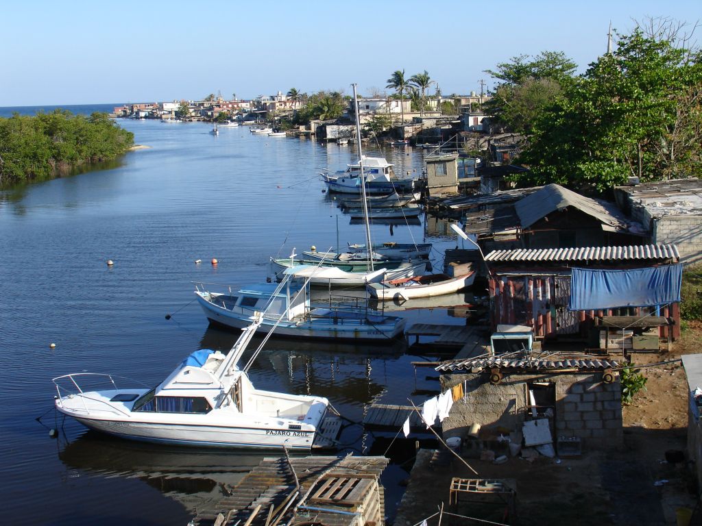 In einer Flussmündung haben einige Reiche aus Havanna ihre Boote liegen.