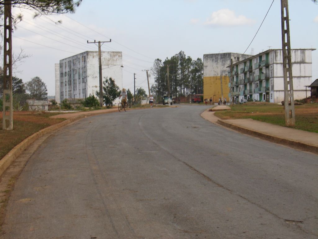 Nach der Fahrt über die Erdstraßen und durch einige kleine Dörfer kam ich in diesem Ort mit Hochhäusern wieder auf eine asphaltierte Straße. Von hier war es nicht mehr weit bis Viñales.