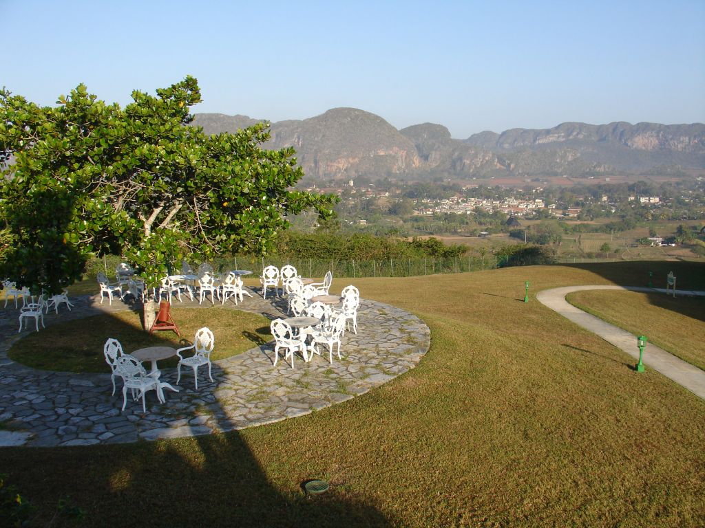 Vom Hotel aus sieht man den Ort im Tal liegen - und dahinter die Mogotes.