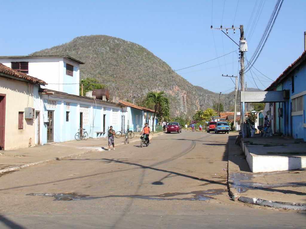 Im Ort Viñales sind an einigen Stellen die Mogotes richtig nah.
