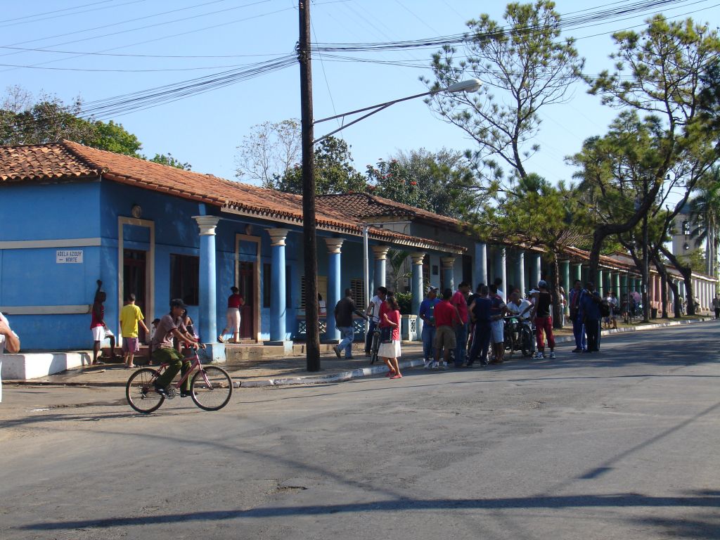An der Hauptstraße von Viñales stehen viele koloniale Häuser mit Säulen. Die Häuser sind alle schön renoviert. Man merkt, dass durch die vielen Touristen viel Geld in den Ort kommt.