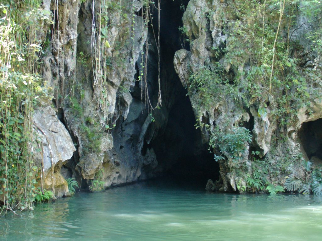 Aus der Höhle kommt man zu diesem See.