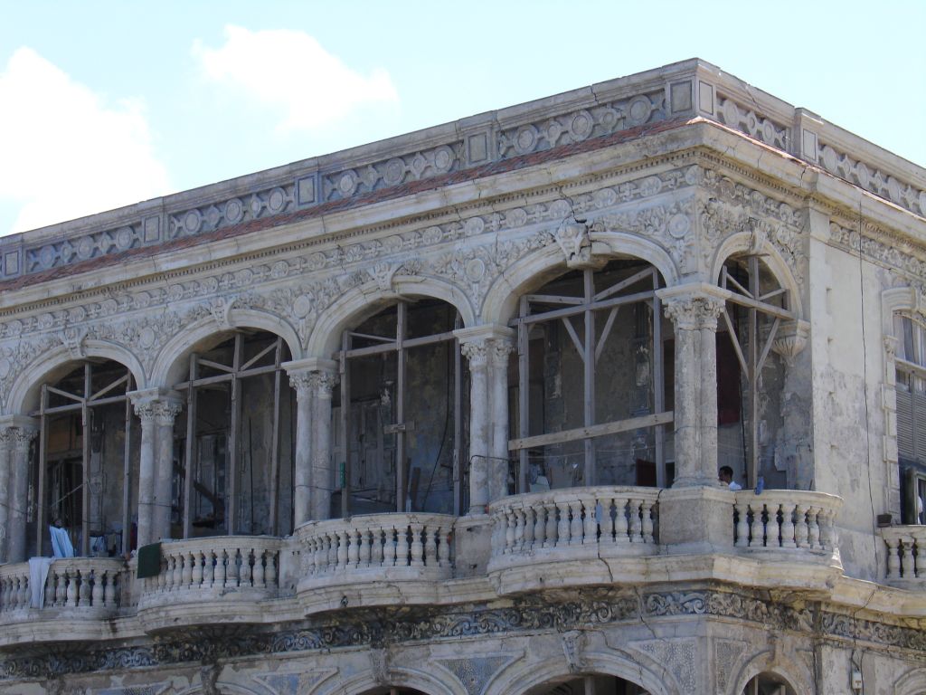 Dieses Haus ist ganz normal bewohnt, und nicht etwa wegen Einsturzgefahr gesperrt.