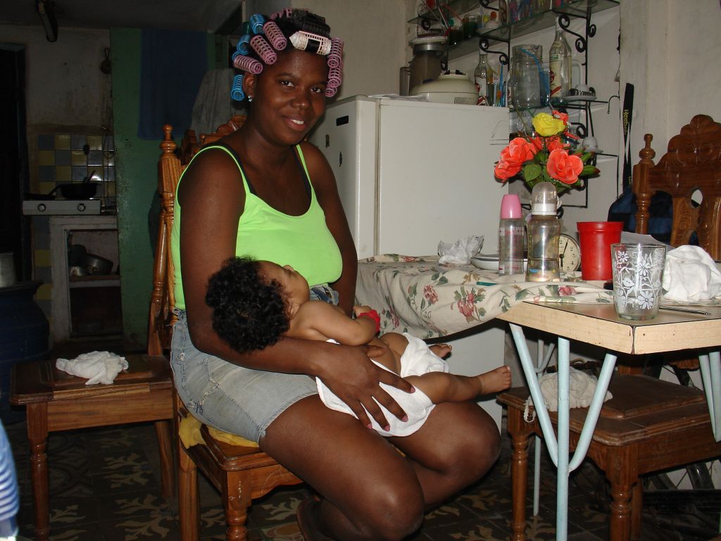 ... Stolz haben sie mir ihre Wohnung und ihr erst ein paar Wochen altes Kind präsentiert.