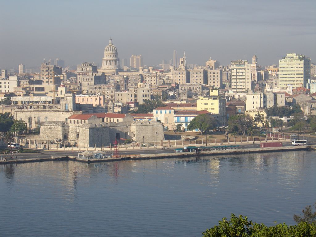 Man sieht die Altstadt mit dem Kapitol und der Burg 'Castillo de la Real Fuerza'.