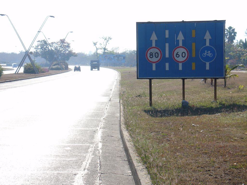 Die rechte Spur der autobahnmäßig ausgebauten Straße aus Havanna nach Osten ist die Fahrradspur. Von sowas träumt man als europäischer Radfahrer.