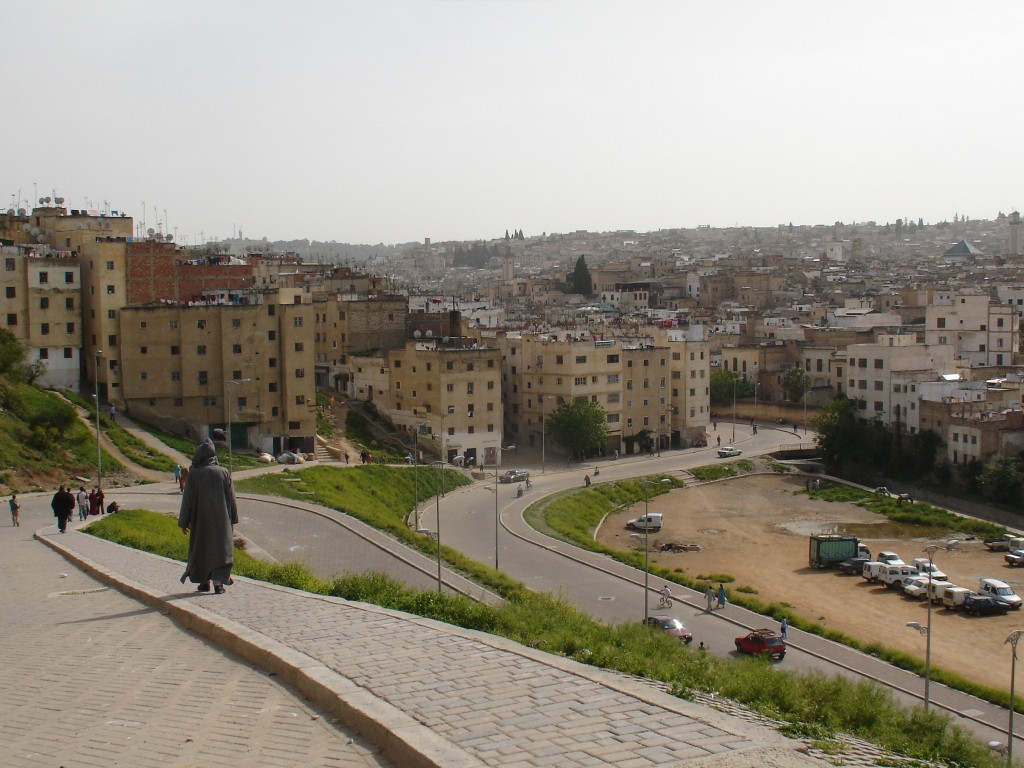 Während die eigentliche Altstadt im Hintergrund so enge Gässchen hat, dass man sich nur zu Fuß oder mit Pferden oder Eseln dort fortbewegen kann, gibt es rund um die Altstadt Straßen und Parkplätze.