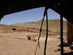 Blick aus dem Zelt auf den Parkplatz