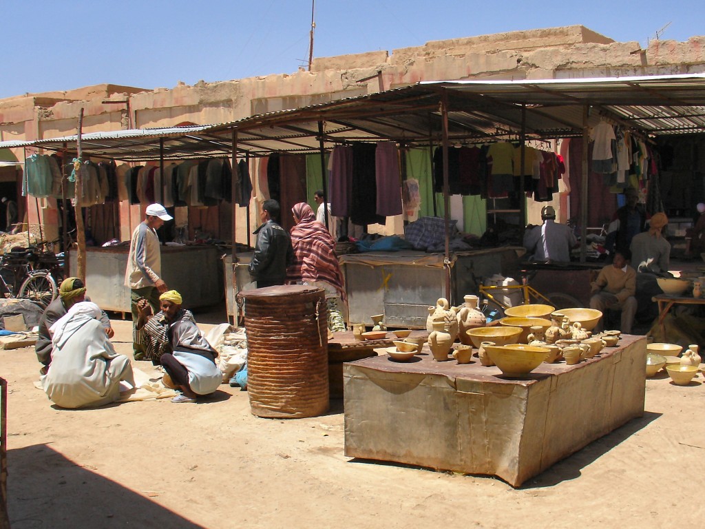 Auf marrokanischen Märkten wird alles angeboten, von Haushaltsgegenständen bis zur Kleidung.
