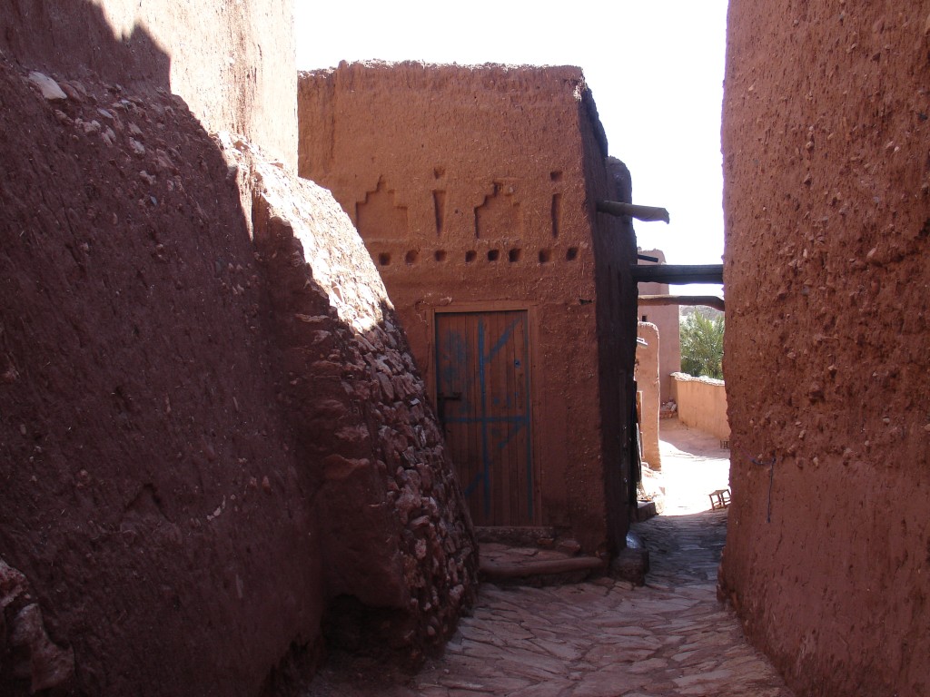 Eine enge Gasse am führt am Berg entlang.