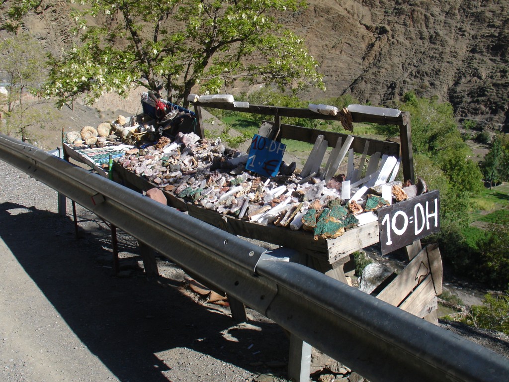 Neben der Straße werden Mineralien angeboten.