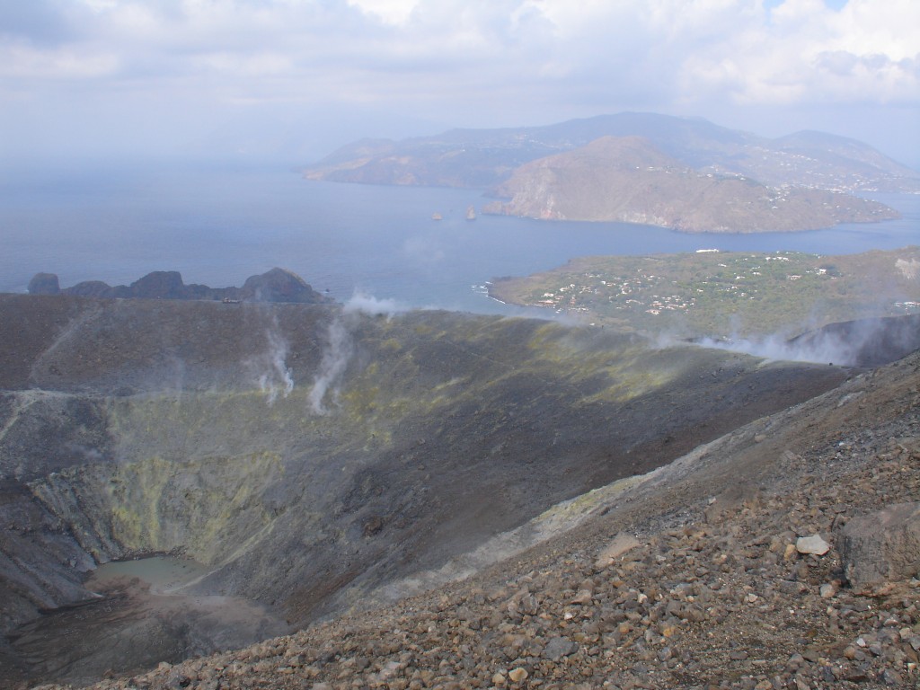 Vom Gipfel hat man einen guten Blick in den Krater mit einem kleinen See und über Vulcanello nach Lipari. Links im Dunst liegt Salina.