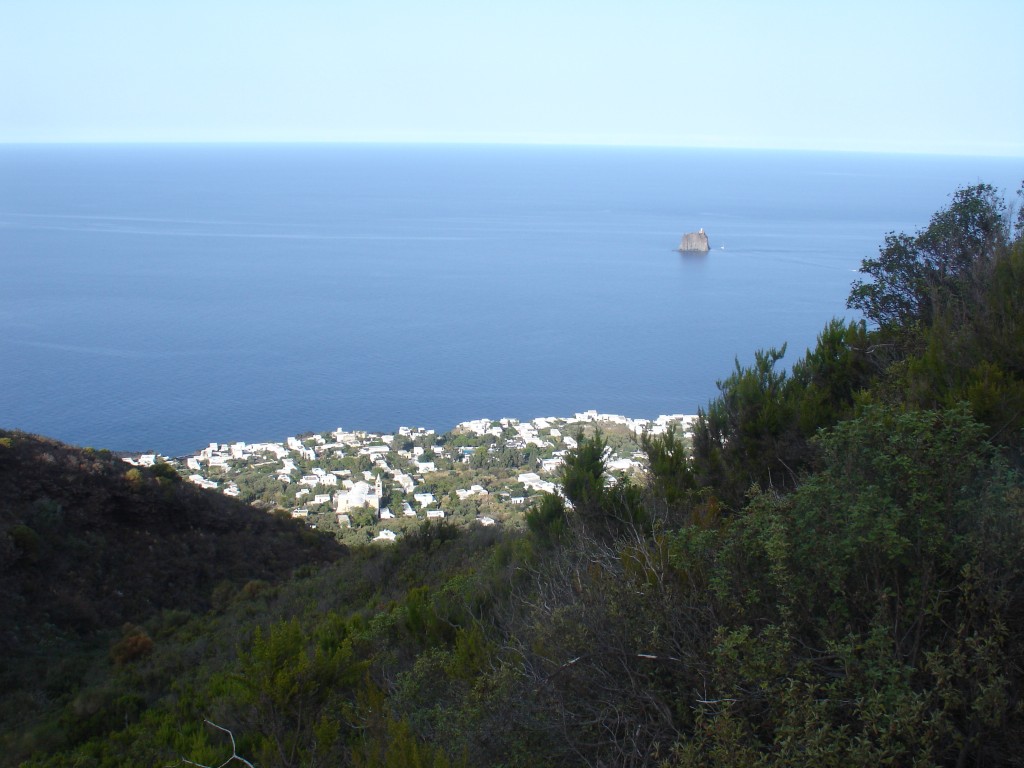 Beim Aufstieg auf den Vulkan hat man einen schönen Blick auf den Ort und die Insel Strombolicino.