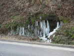 Tropfendes Wasser neben der Straße