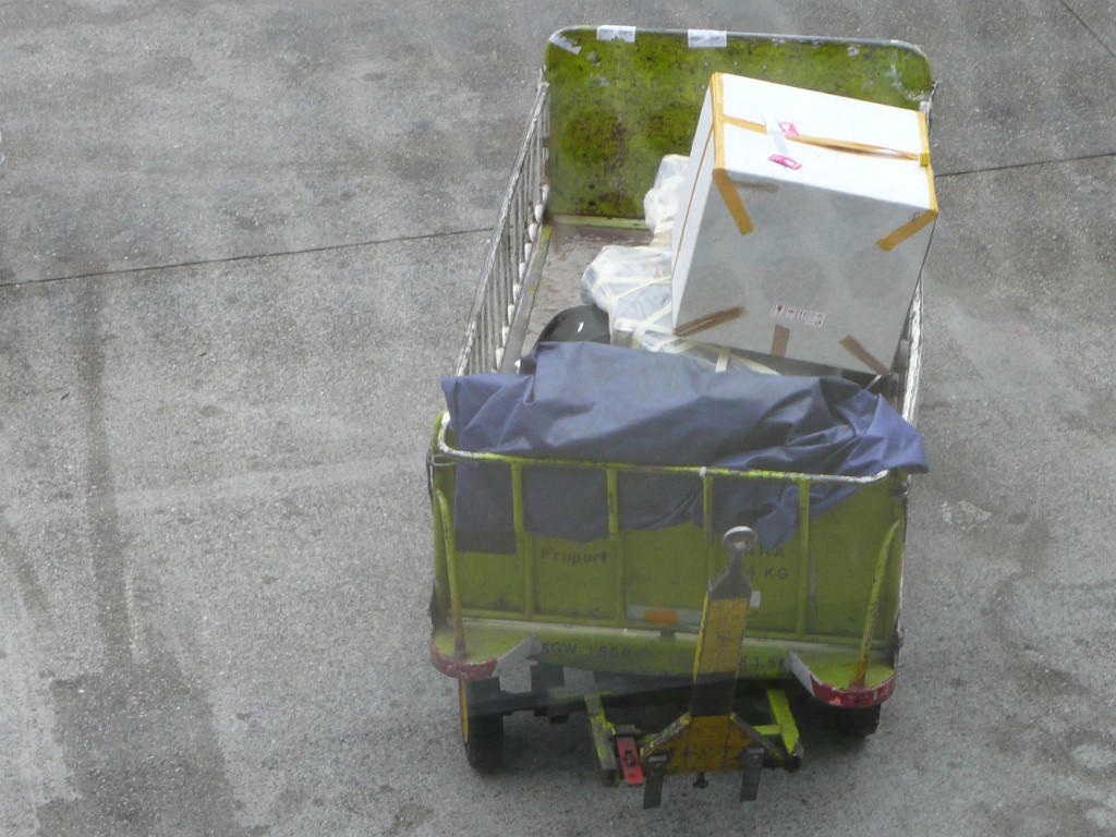 Auf dem Gepäckwagen am Flughafen lag eine große Kiste auf meinem Rad. Zum Glück war nichts beschädigt, als ich es am nächsten Tag in Empfang nahm.