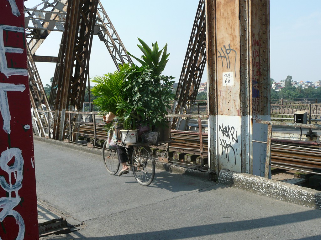 Alles, was sich auf einem Fahrrad oder Moped transportieren lässt, wird hier auch so transportiert.