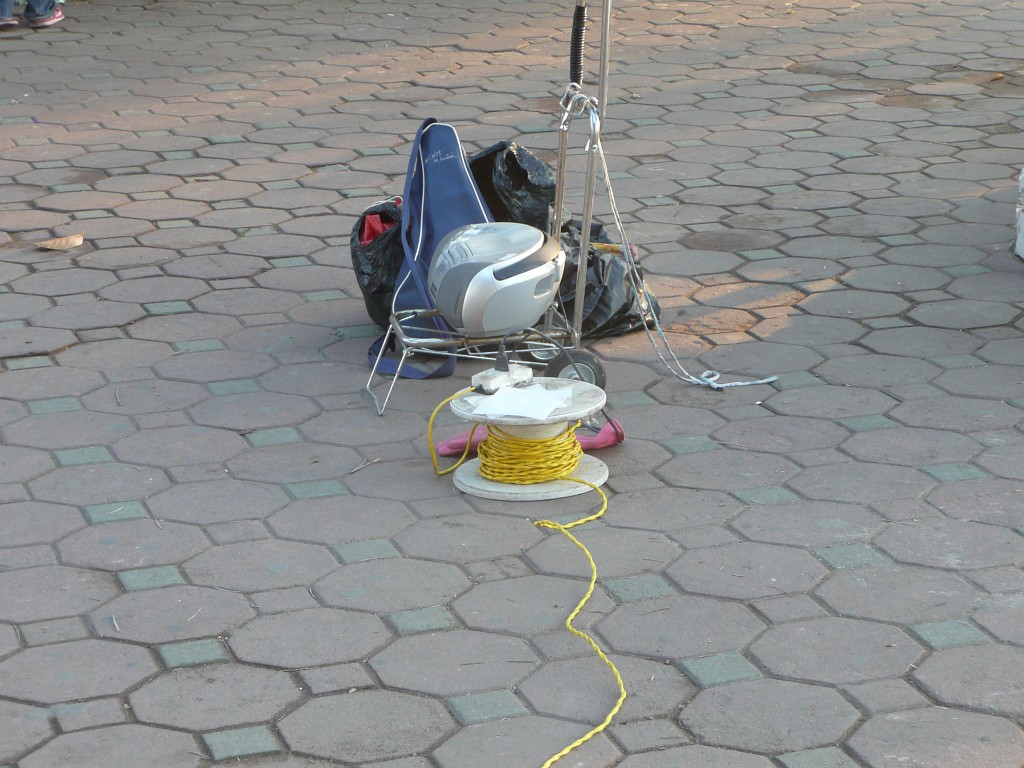 Ein Radiorekorder liefert die Musik für den Frühsport.